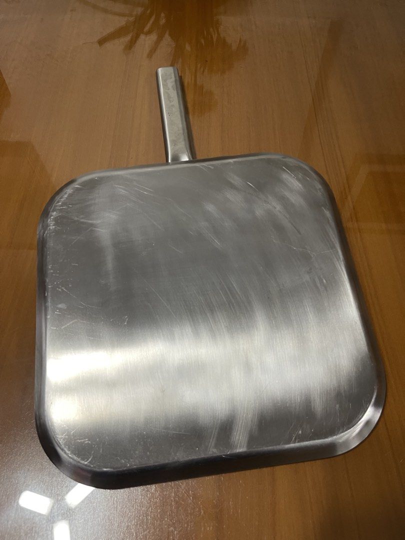 Edelkochen Stainless Steel Griddle Pan 29cm (Category: Cookware & Accessories) located in Quezon City. Submitted by doublelkitchenware (Listing ID 1469052704, Image 3). Description: Edelkochen Stainless Steel Griddle Pan Designed by Korea Made in Vietnam 29x29x1cm Induction / Gas / Electric Solid, Makapal and mabigat Fully clad Minimal sign of usage / scratches Pick up or shipping via lalamove Provincial 🚚j&t Novaliches Qc.