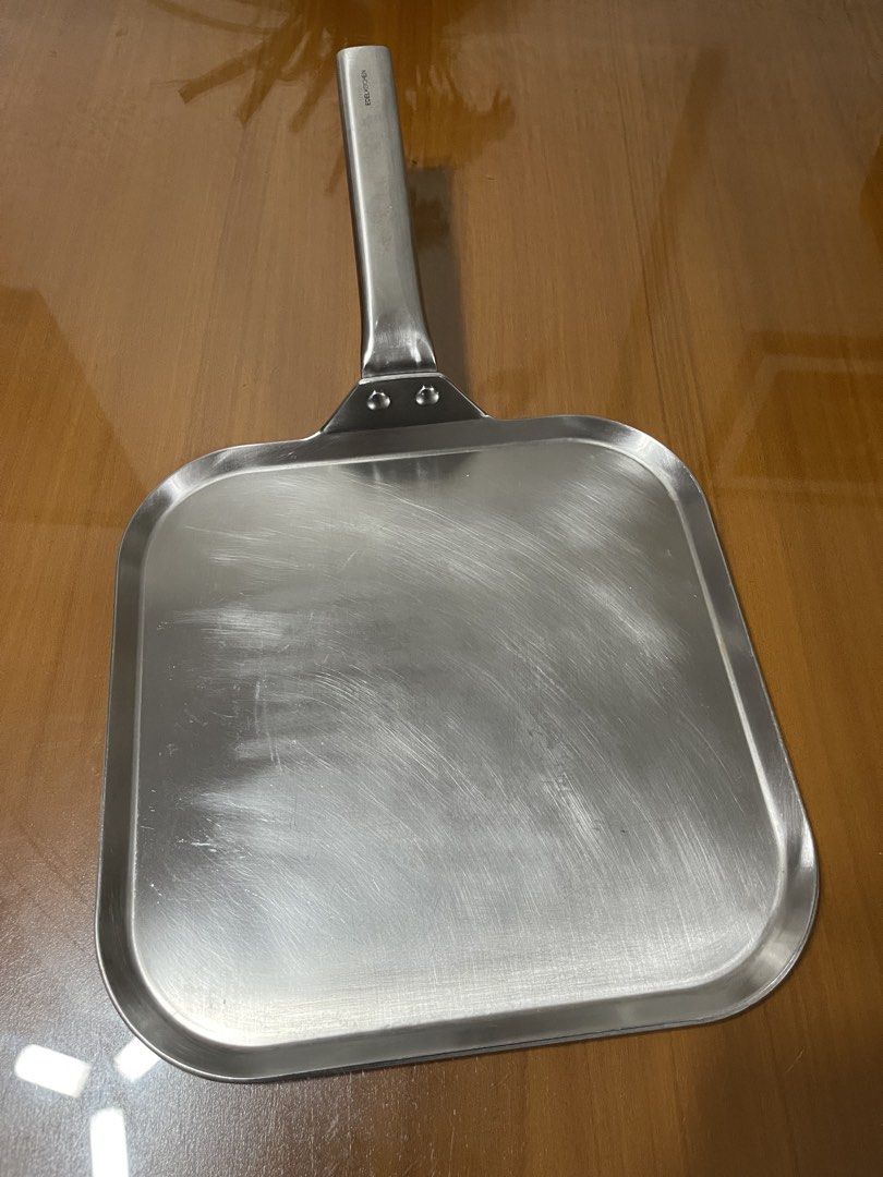 Edelkochen Stainless Steel Griddle Pan 29cm (Category: Cookware & Accessories) located in Quezon City. Submitted by doublelkitchenware (Listing ID 1469052704, Image 2). Description: Edelkochen Stainless Steel Griddle Pan Designed by Korea Made in Vietnam 29x29x1cm Induction / Gas / Electric Solid, Makapal and mabigat Fully clad Minimal sign of usage / scratches Pick up or shipping via lalamove Provincial 🚚j&t Novaliches Qc.