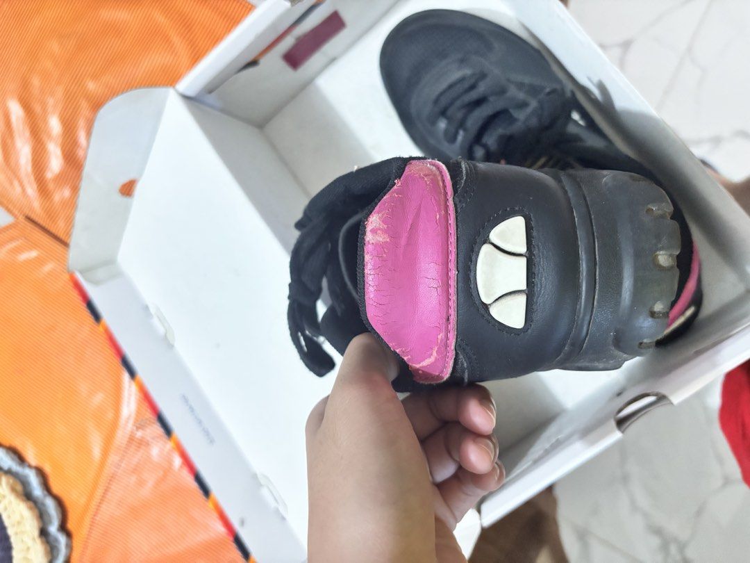 Ellesse Shoes (Category: Sneakers) located in Bacolod City. Submitted by ms.bnewpreloved (Listing ID 1468940720, Image 3). Description: With original box Bought in UAE Us 9.