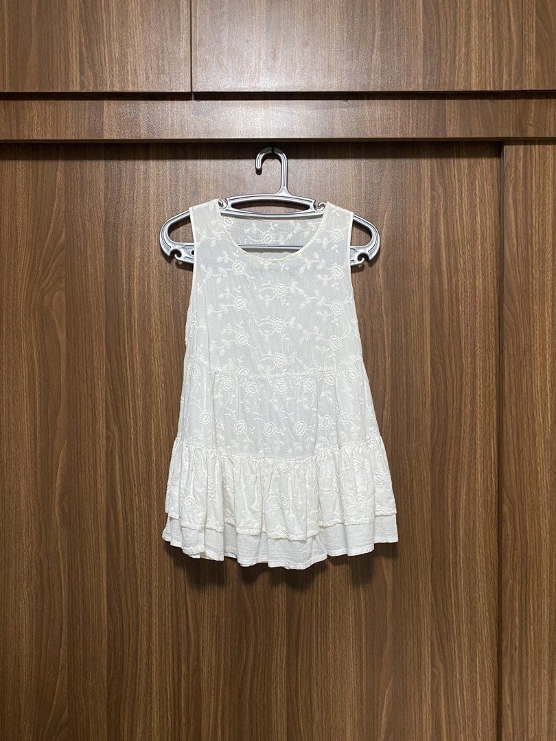 Embroidered Sleeveless Top in White (Category: Blouses) located in Paranaque City. Submitted by slowsundays.club (Listing ID 1468964007, Image 1). Description: .