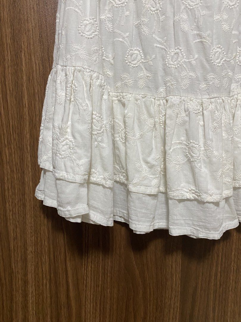 Embroidered Sleeveless Top in White (Category: Blouses) located in Paranaque City. Submitted by slowsundays.club (Listing ID 1468964007, Image 3). Description: .