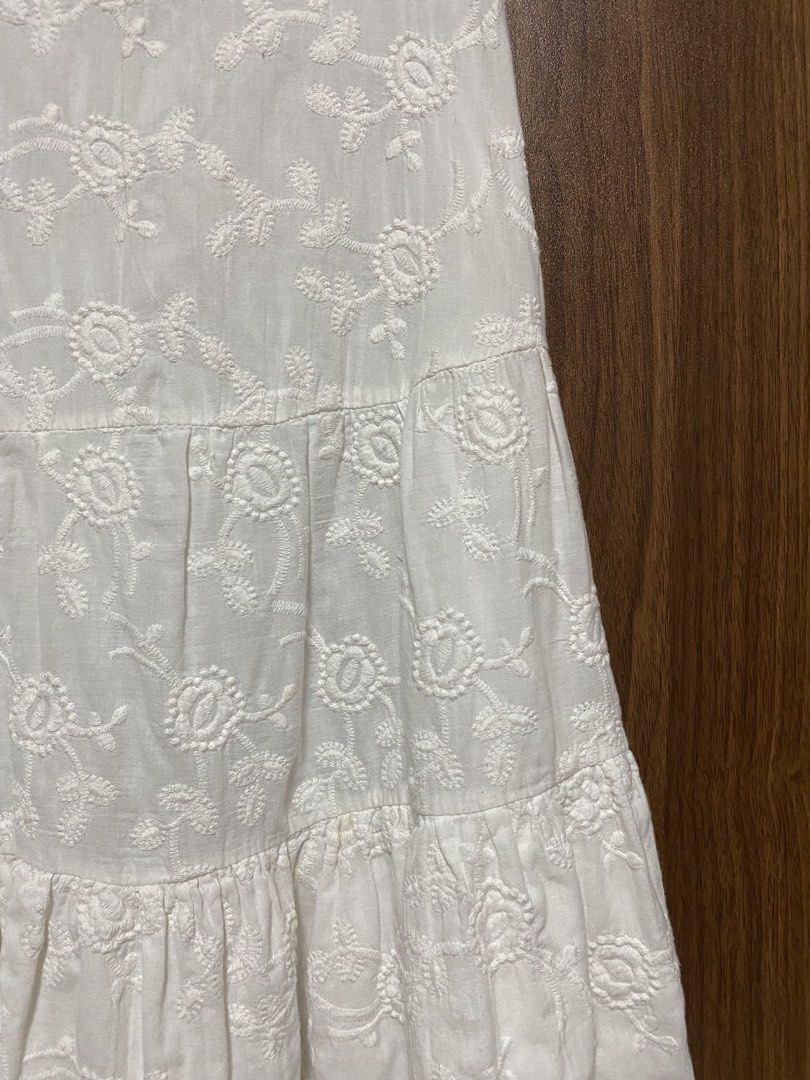Embroidered Sleeveless Top in White (Category: Blouses) located in Paranaque City. Submitted by slowsundays.club (Listing ID 1468964007, Image 2). Description: .