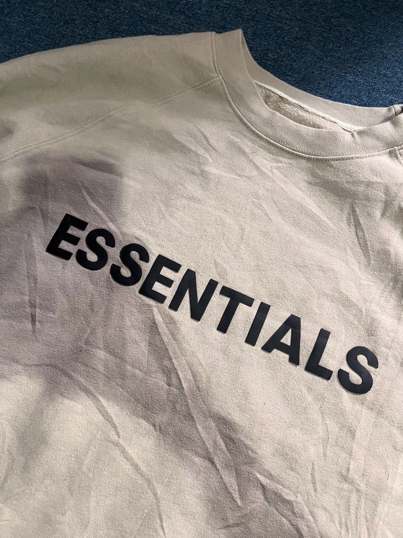 ESSENTIAL FEAR OF GOD (Category: Hoodies) located in Manila. Submitted by kelramos0810886 (Listing ID 1469124183, Image 2). Description: EXCELLENT CONDITION ISSUT CUT TAG COLOR RATE 9.5/10 M ON TAG 23X26.