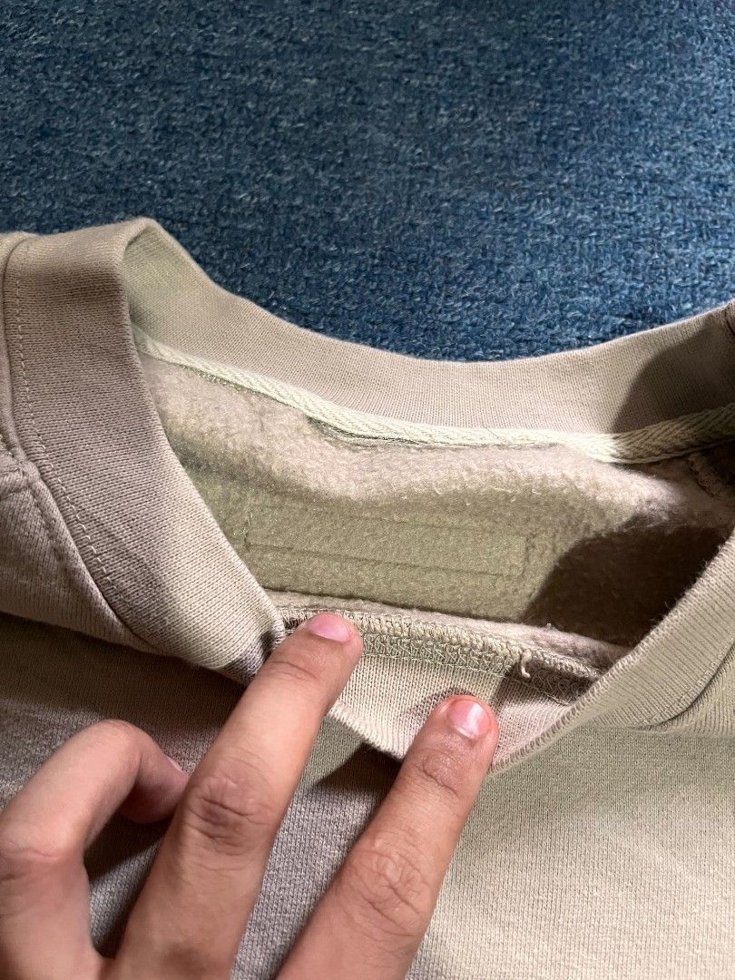 ESSENTIAL FEAR OF GOD (Category: Hoodies) located in Manila. Submitted by kelramos0810886 (Listing ID 1469124183, Image 3). Description: EXCELLENT CONDITION ISSUT CUT TAG COLOR RATE 9.5/10 M ON TAG 23X26.