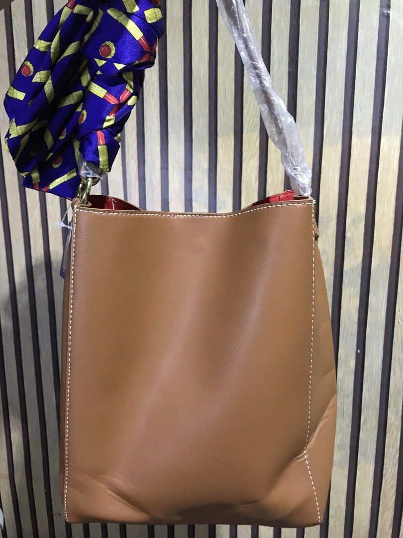 Estee Lauder shoulder bag (Category: Shoulder Bags) located in San Pedro. Submitted by m.c.s.shop (Listing ID 1469087398, Image 2). Description: brandnew with tag and scarf.