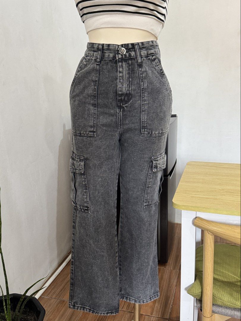 ETC BLACK DENIM JEANS CARGO DESIGN SIZE (Category: Jeans) located in Dasmarinas. Submitted by ennahsthriftcollection (Listing ID 1469053201, Image 2). Description: ETC BLACK DENIM JEANS CARGO DESIGN SIZE WAISTLINE : 27 -28 LENGTH: 38 1/2 inches.