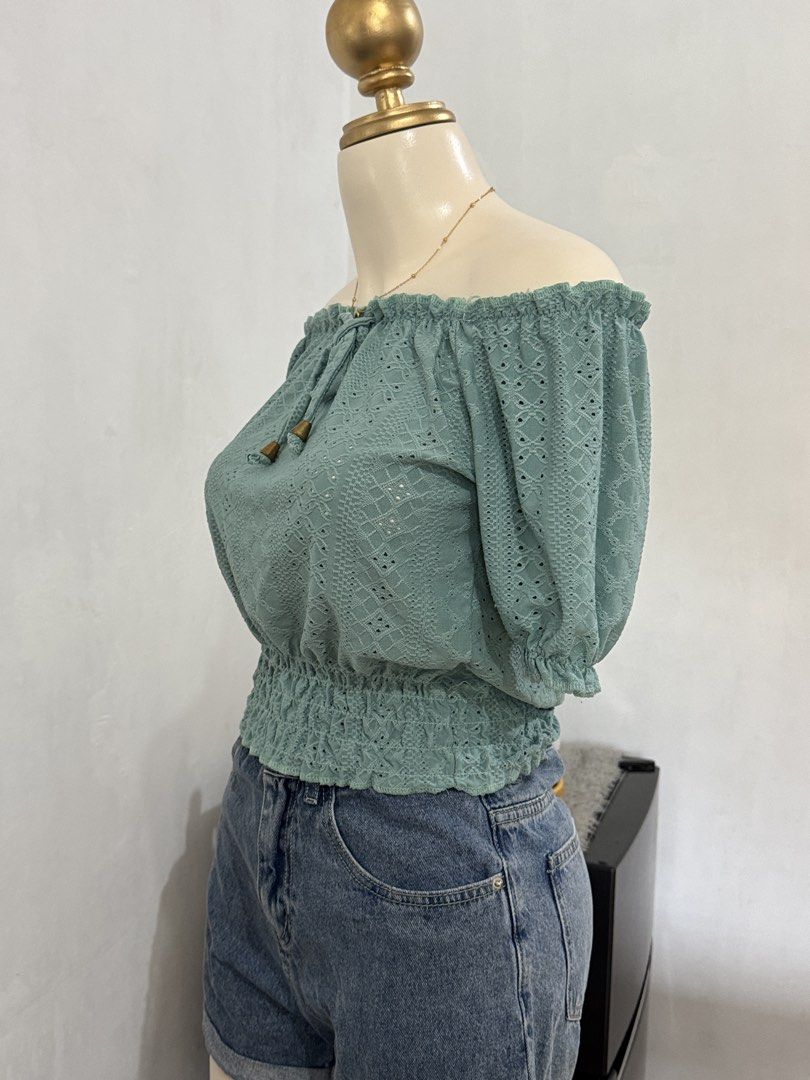 ETC OFF SHOULDER SIZE SMALL TO MEDIUM (Category: Others Tops) located in Dasmarinas. Submitted by ennahsthriftcollection (Listing ID 1469047660, Image 3). Description: ETC OFF SHOULDER SIZE SMALL TO MEDIUM.