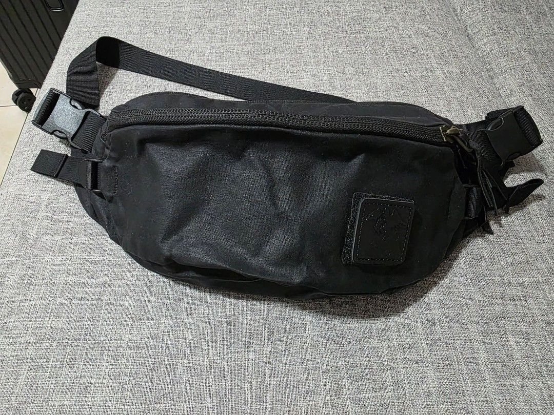 Evergoods X Carryology MHP Griffin (Category: Belt bags, Clutches and Pouches) located in Quezon City. Submitted by doctorfunk7 (Listing ID 1469052159, Image 1). Description: Evergoods X Carryology MHP Griffin Everygoods X Carryology mhp griffin. Slightly used. Asking: 1️⃣2️⃣0️⃣0️⃣0️⃣ Loc: Katipunan QC .
