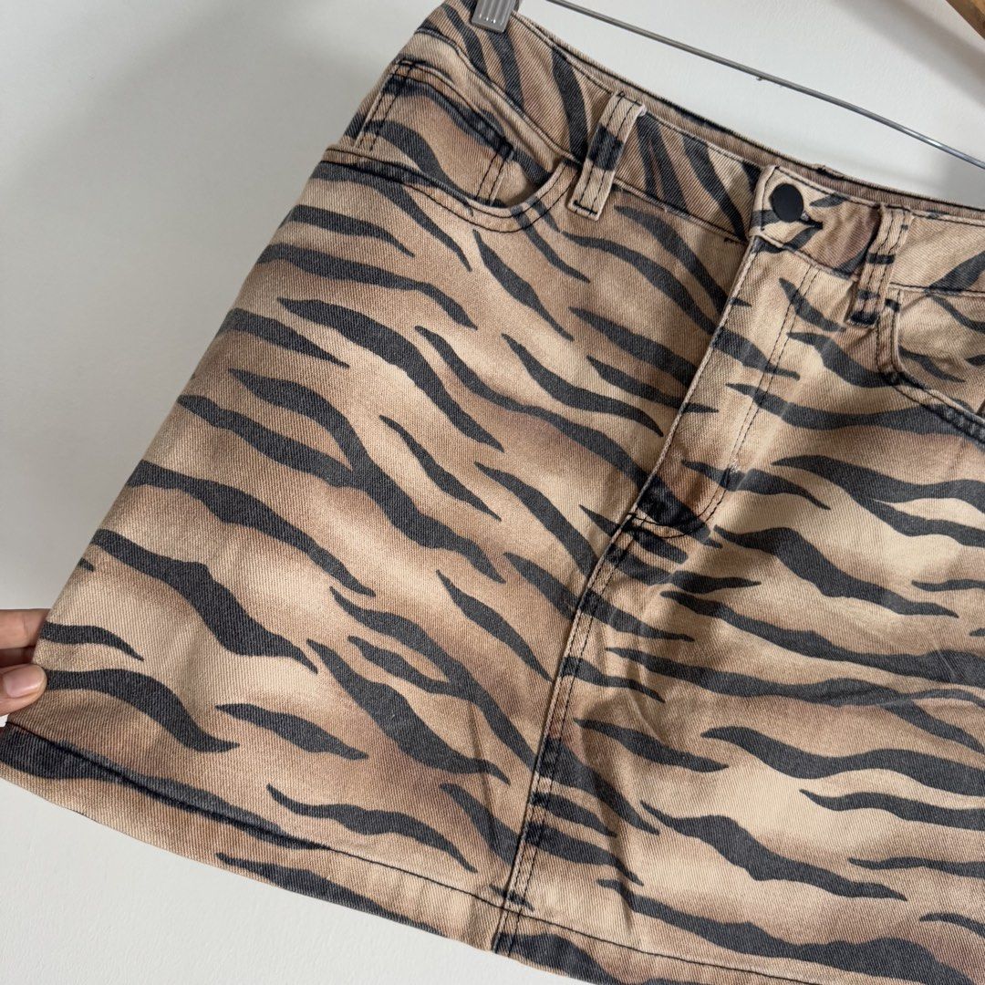 F21 skirt (Category: Skirts) located in Manila. Submitted by apparella.ph (Listing ID 1469018892, Image 2). Description: Selling low Mejo faded color tlga in actual :) 9/10 no flaws Super pretty got it in u.s. nakakadexy sya kasi ififit nya ung bewang Waist:30 Length:16 Last pic is my when worn.