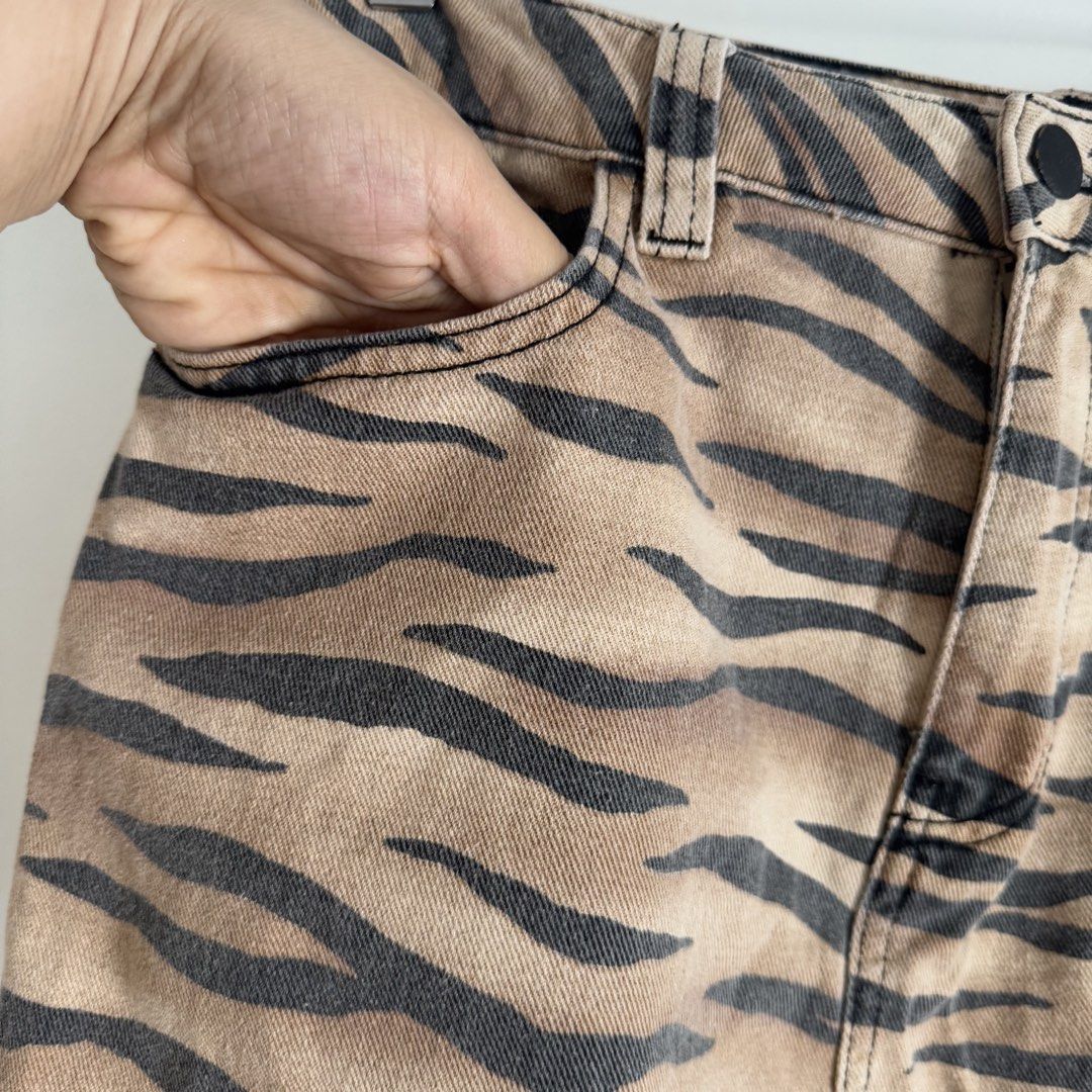 F21 skirt (Category: Skirts) located in Manila. Submitted by apparella.ph (Listing ID 1469018892, Image 3). Description: Selling low Mejo faded color tlga in actual :) 9/10 no flaws Super pretty got it in u.s. nakakadexy sya kasi ififit nya ung bewang Waist:30 Length:16 Last pic is my when worn.