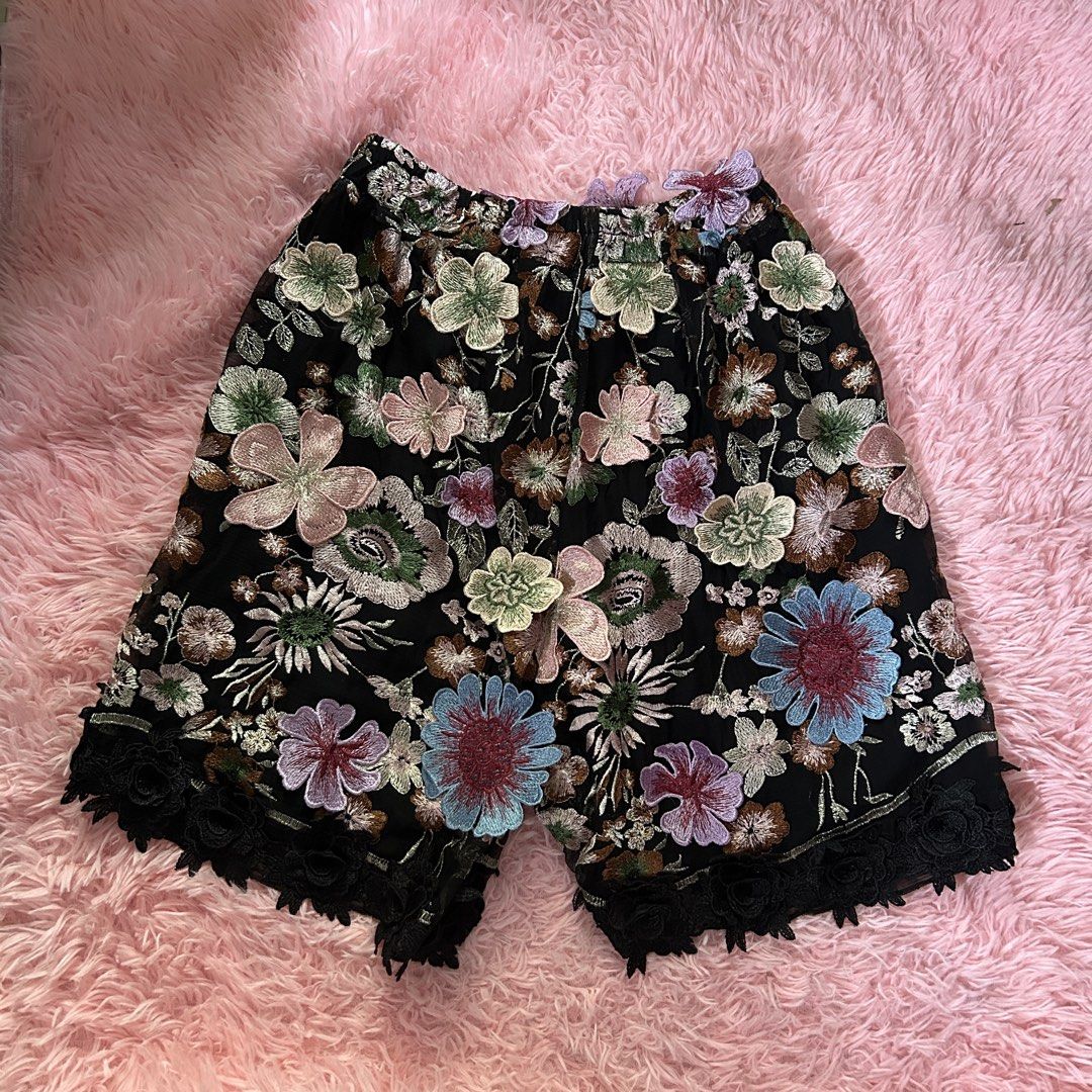 fairycore/cottage core shorts (Category: Shorts) located in Liloan. Submitted by fairymary.ph (Listing ID 1469064650, Image 1). Description: READ BIO BEFORE BUYING✨ P180+sf waistline: 25-35 sagad|garterized (medida sizing) length: 19” leghole: 13 thigh: 10 short na parang skirt very whimsy & fairy no issue— super pretty in actual.