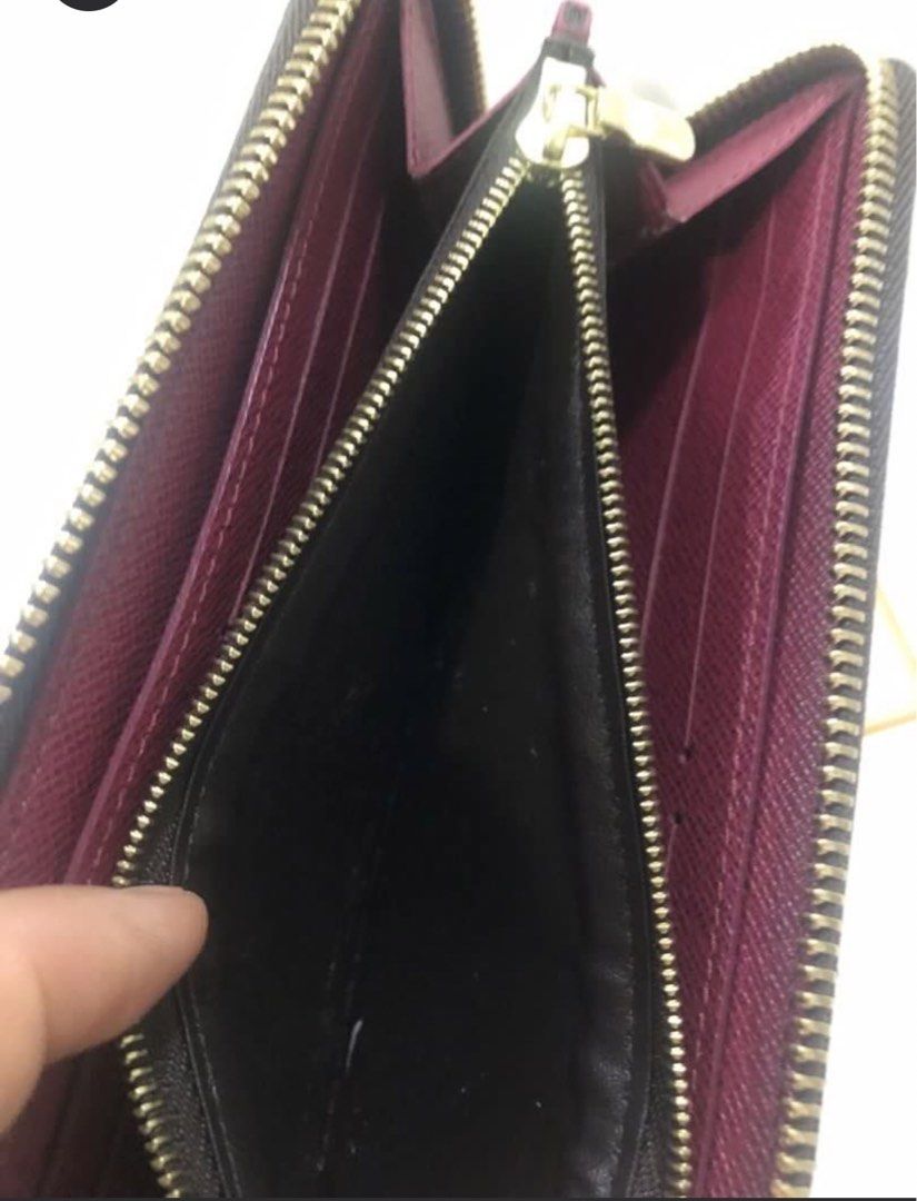 Fast deal-//- Authentic Louis Vuitton Wallet (Category: Wallets & Card holders) located in Mandaluyong City. Submitted by bmorig (Listing ID 1468963612, Image 3). Description: Reason to sell- Mas prefer small wallet card😊 issues- May konti issue inside wallet.kasi nastock na. on hand manila . With authentication card worth of 2k . .