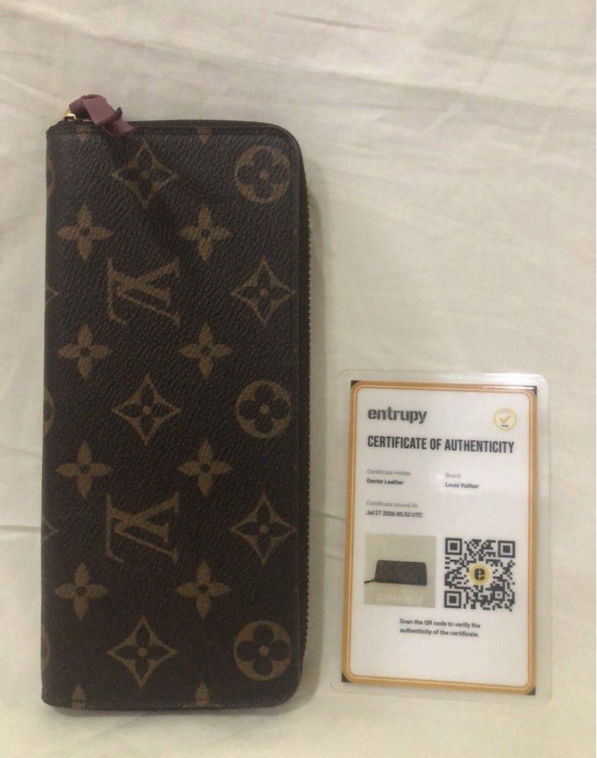 Fast deal-//- Authentic Louis Vuitton Wallet (Category: Wallets & Card holders) located in Mandaluyong City. Submitted by bmorig (Listing ID 1468963612, Image 1). Description: Reason to sell- Mas prefer small wallet card😊 issues- May konti issue inside wallet.kasi nastock na. on hand manila . With authentication card worth of 2k . .