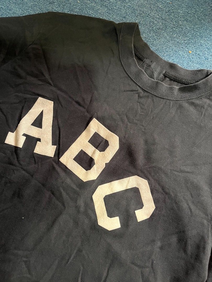 FEAR OF GOD (Category: Tshirts & Polo Shirts ) located in Manila. Submitted by kelramos0810886 (Listing ID 1469141771, Image 3). Description: excellent condition no issue L on tag 23x27 color rate 9.5/10.