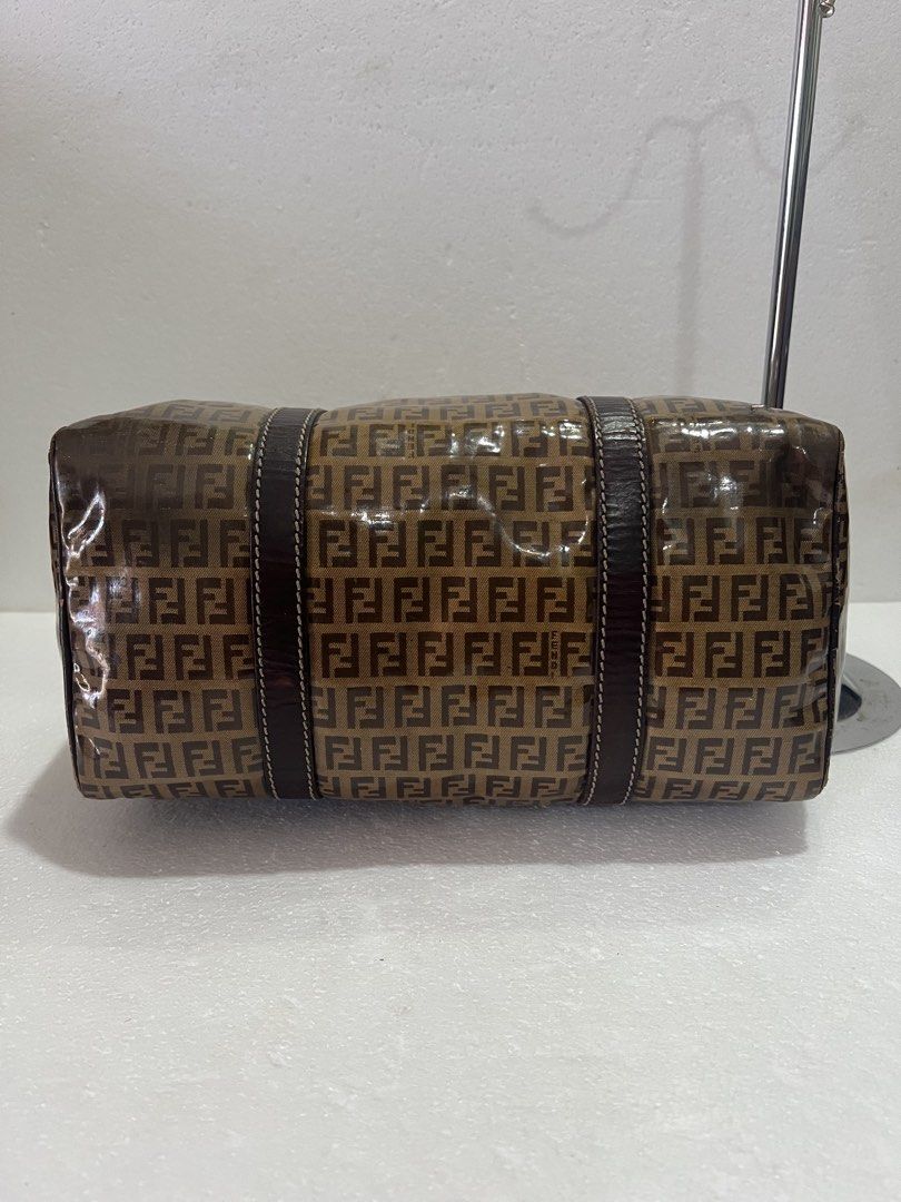 Fendi (Category: Bags & Wallets) located in Tanah Merah. Submitted by nik.ibrahim_2420 (Listing ID 1469009613, Image 3). Description: Kondisi blh pakai lg Ada kesan2 pamakaian Blh lihat gmbr utk lebih detail.