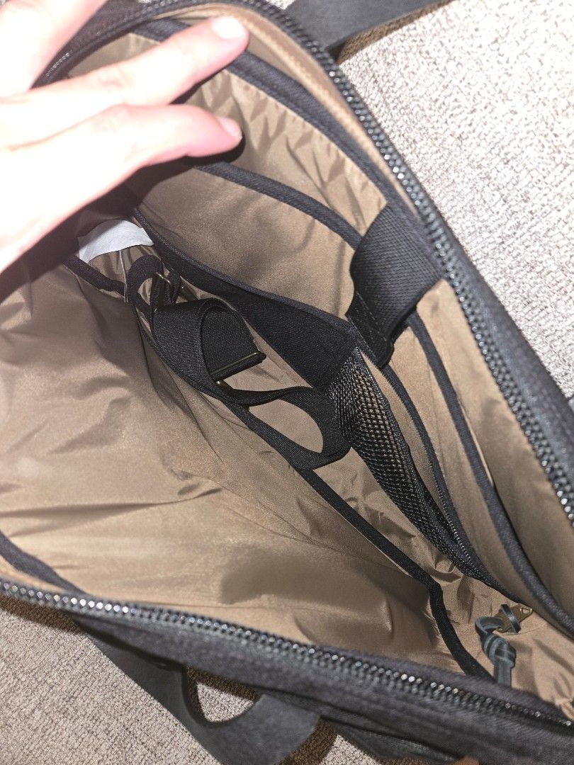 Filson Black Dryden Briefcase Bag (Category: Briefcases) located in Makati City. Submitted by mgc0924 (Listing ID 1469084502, Image 2). Description: in brand new condition.