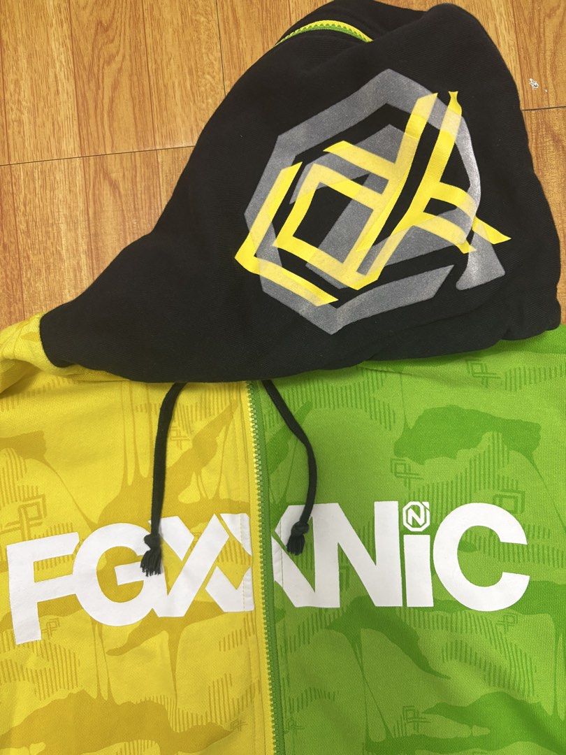 Fingercroxx (Category: Hoodies) located in Santa Maria. Submitted by cr4ckhead (Listing ID 1468999755, Image 3). Description: 22x29 No issue No cracks Color rate 9/10.