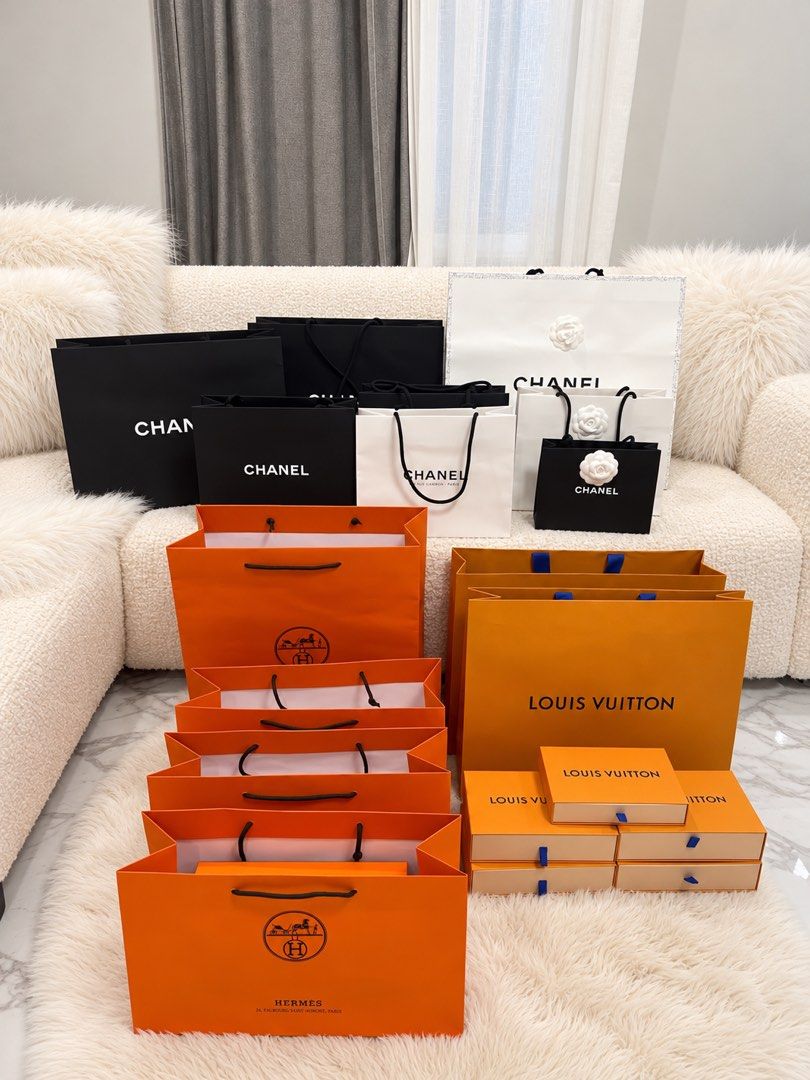 ⚜️Batch, pre-orders 🎁💝 (Category: Announcements) located in Makati City. Submitted by 90sangel (Listing ID 1469028642, Image 2). Description: Christmas Holiday Pre orders are open 🎁For source secondary market no PF 💝Direct store source w/ PF .