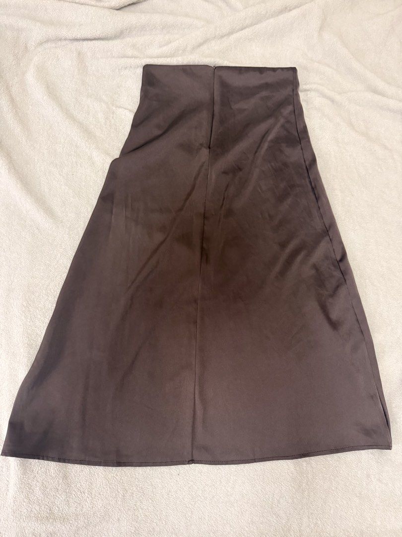 Flattering Midi Skirt (Category: Skirts) located in Mandaluyong City. Submitted by ceeceedeclutterera (Listing ID 1468930632, Image 3). Description: Flattering Midi Skirt • Very flattering — nakaka-accentuate ng body shape • Can be worn and styled easily • best worn — 25-26 inches waist RFS: • gained weight .