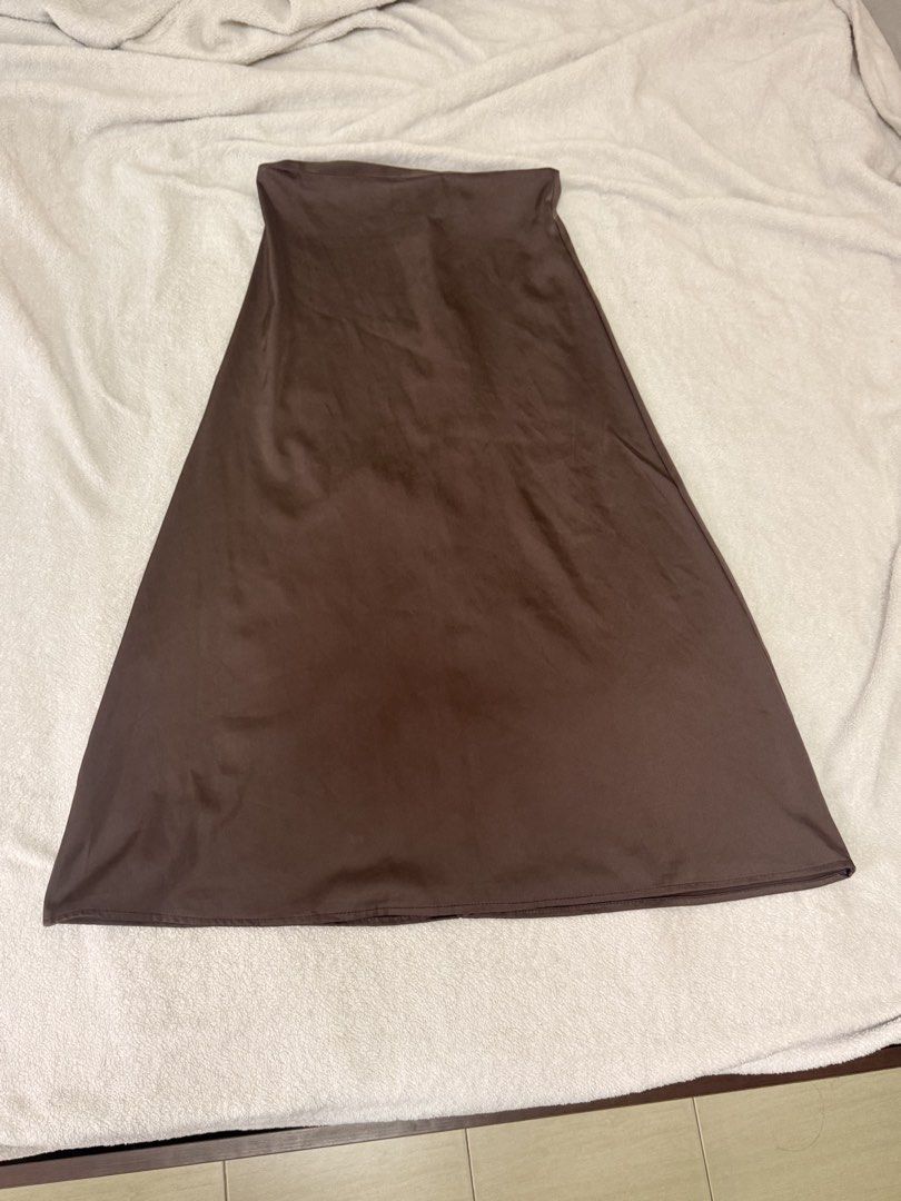 Flattering Midi Skirt (Category: Skirts) located in Mandaluyong City. Submitted by ceeceedeclutterera (Listing ID 1468930632, Image 1). Description: Flattering Midi Skirt • Very flattering — nakaka-accentuate ng body shape • Can be worn and styled easily • best worn — 25-26 inches waist RFS: • gained weight .