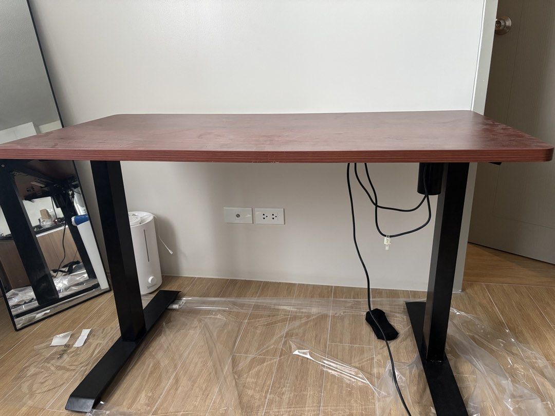 Flexispot E2 Motorized Standing Desk (Category: Office Furniture & Fixtures) located in Cabuyao City. Submitted by mdena24 (Listing ID 1468958433, Image 2). Description: Slight fading on thr front of the table top, Slight crack on the back side of the table top. Table Top Dimensions: 100 x 60 Available for delivery, to be shouldered by buyer.