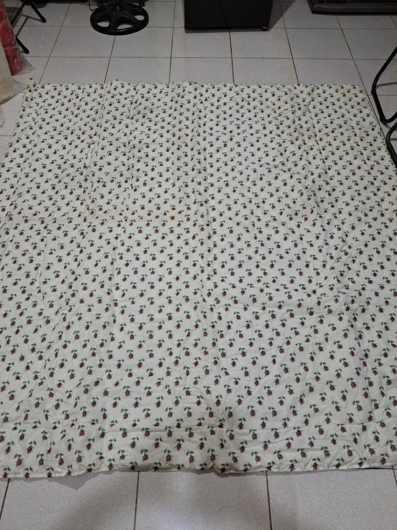 Floral comforter king size (Category: Bedding & Towels) located in Caloocan City. Submitted by mama_mia20 (Listing ID 1468962109, Image 2). Description: 84" by 60" message me for more info no bogus buyers pls ty.