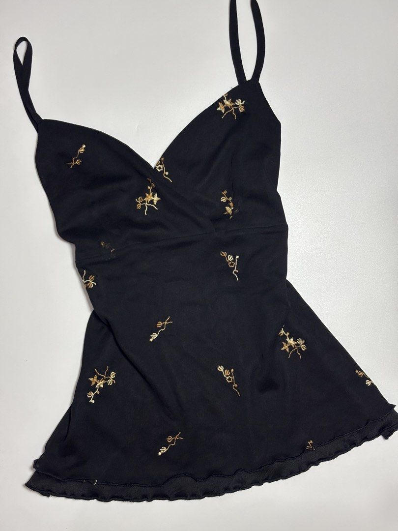 floral embroidered cami top (Category: Sleeveless) located in Mabalacat. Submitted by lueur.rei (Listing ID 1469087503, Image 3). Description: ⊹ ࣪ ˖ S-M, med best fit ⊹ ࣪ ˖ adjustable strap 𖧧 mine: ₱250 𖧧 steal: ₱300 𖧧 lock (au): ₱350 — eob: OCT 20 - 8 PM ⊹₊˚‧︵‿₊୨ᰔ୧₊‿︵‧˚₊⊹ — measurements were taken in flat lay — picture may vary due to lighting — please read guidelines before buying — once item is confirmed, please send your complete order for
