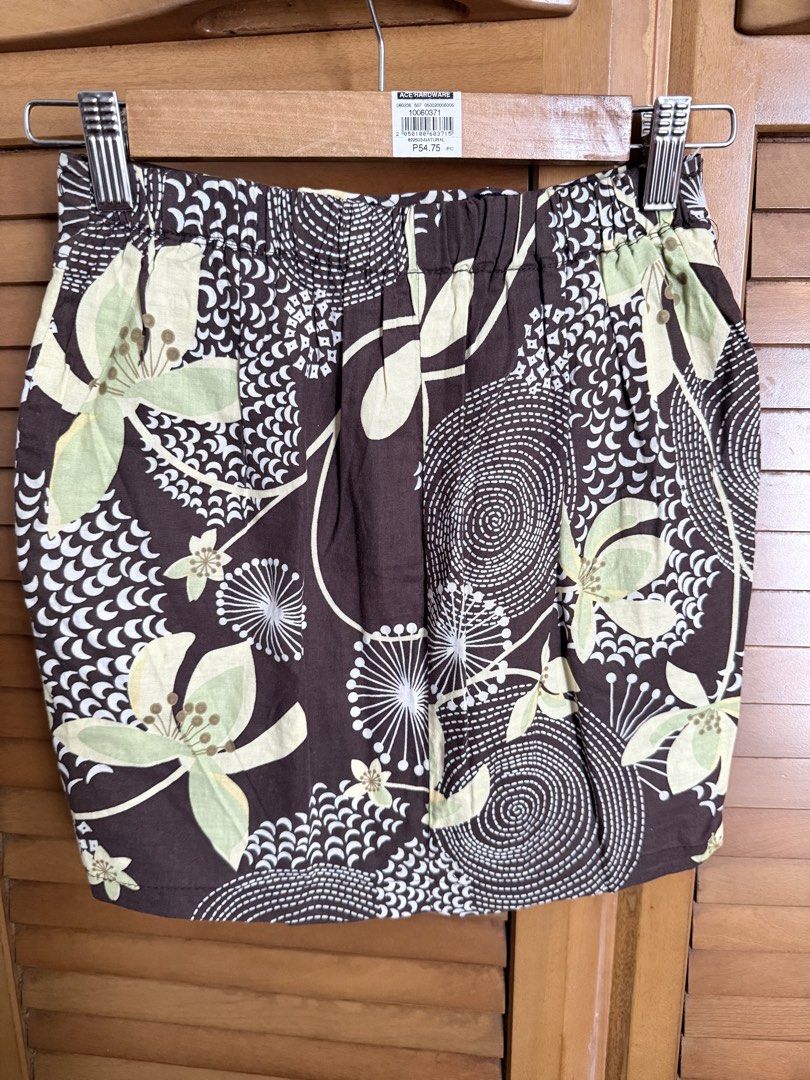 Floral Print Mini Skirt with Pockets (Category: Skirts) located in Paranaque City. Submitted by roanclauds (Listing ID 1468956395, Image 3). Description: - Design: Brown mini skirt with a charming light green and white floral print - Features: Two front pockets with stylish black button closures - Waistband: Partially elasticated at the back for an extra comfortable fit - Fabric: Lightweight, short length, and breathable - Styling: Easy to match 
