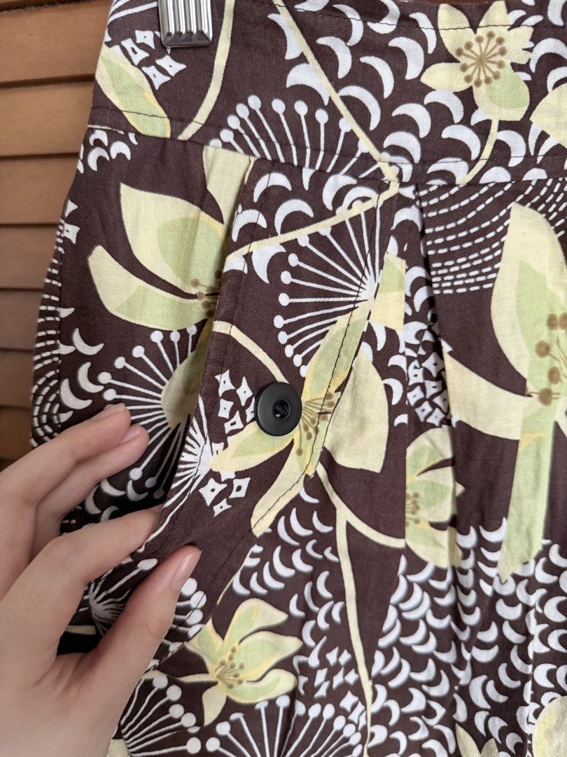 Floral Print Mini Skirt with Pockets (Category: Skirts) located in Paranaque City. Submitted by roanclauds (Listing ID 1468956395, Image 2). Description: - Design: Brown mini skirt with a charming light green and white floral print - Features: Two front pockets with stylish black button closures - Waistband: Partially elasticated at the back for an extra comfortable fit - Fabric: Lightweight, short length, and breathable - Styling: Easy to match 