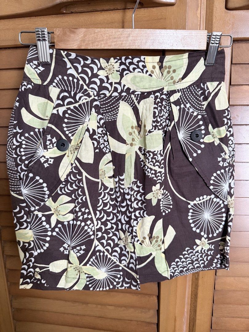 Floral Print Mini Skirt with Pockets (Category: Skirts) located in Paranaque City. Submitted by roanclauds (Listing ID 1468956395, Image 1). Description: - Design: Brown mini skirt with a charming light green and white floral print - Features: Two front pockets with stylish black button closures - Waistband: Partially elasticated at the back for an extra comfortable fit - Fabric: Lightweight, short length, and breathable - Styling: Easy to match 