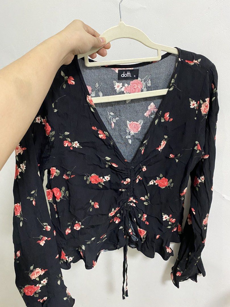 Floral Top (Category: Longsleeves) located in Los Banos. Submitted by itsmecathey (Listing ID 1469141818, Image 2). Description: Size 12 on tag, fit M-L.