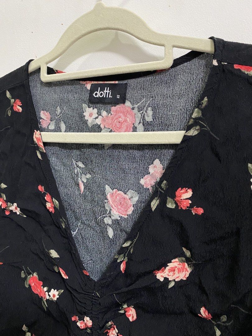 Floral Top (Category: Longsleeves) located in Los Banos. Submitted by itsmecathey (Listing ID 1469141818, Image 3). Description: Size 12 on tag, fit M-L.