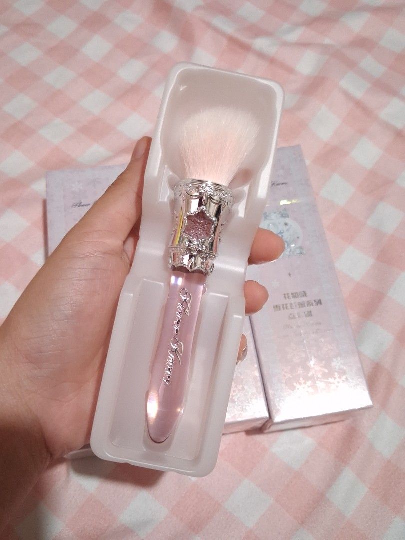 Flower Knows Snow Ballet Collection Blush Brush (Category: Makeup) located in Antipolo. Submitted by v3ine (Listing ID 1469034596, Image 2). Description: brand new, guaranteed authentic super pretty irl 🥹 bundle set (w eyeshadow brush & grwm mini milk tin) - 499 only (good as gifts) 📍lower antipolo, near marikina mod: j&t, lalamove, meet-up/pick-up350.