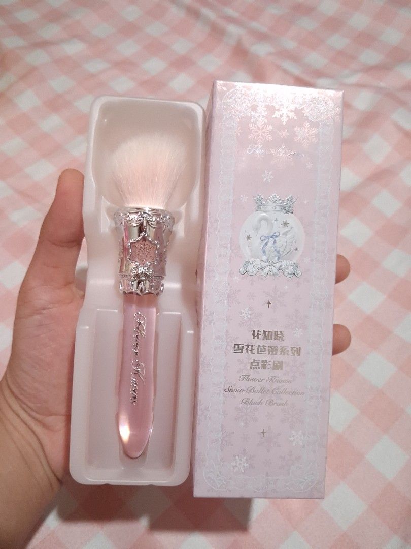 Flower Knows Snow Ballet Collection Blush Brush (Category: Makeup) located in Antipolo. Submitted by v3ine (Listing ID 1469034596, Image 1). Description: brand new, guaranteed authentic super pretty irl 🥹 bundle set (w eyeshadow brush & grwm mini milk tin) - 499 only (good as gifts) 📍lower antipolo, near marikina mod: j&t, lalamove, meet-up/pick-up350.