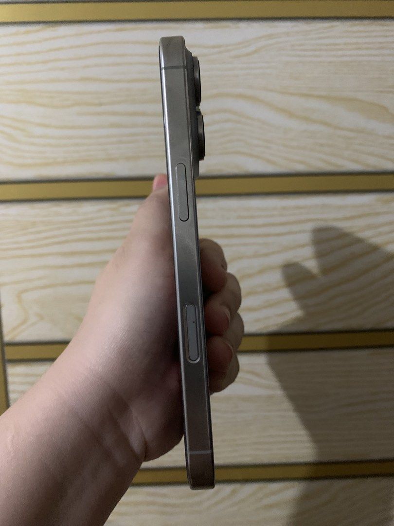 For aale (Category: iPhone 16 Series) located in Paranaque City. Submitted by jaaayar (Listing ID 1469088609, Image 2). Description: 16 pro 256 Gb 82bh No issue .