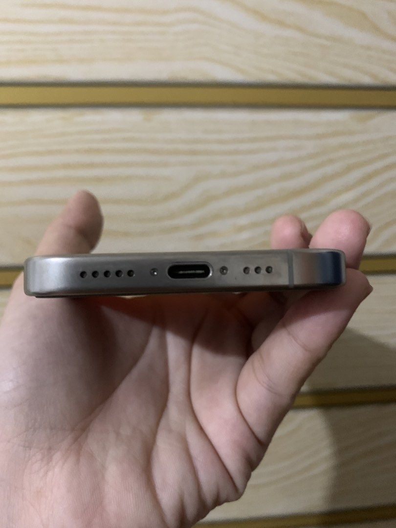For aale (Category: iPhone 16 Series) located in Paranaque City. Submitted by jaaayar (Listing ID 1469088609, Image 3). Description: 16 pro 256 Gb 82bh No issue .