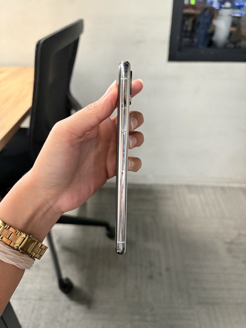 FOR SALE IPHONE X SILVER (Category: iPhone X Series) located in Manila. Submitted by kniccknacks (Listing ID 1469070686, Image 3). Description: FOR SALE ‼️📱 iPhone X – Silver | 64GB Condition & Details: * All buttons are fully functional * Has scratches on the sides * With repair history (LCD and battery replaced) * Face ID is working * Heats up when used while charging * No charging cable and box included * PHP 8,000 📍Makati City | San Pablo C