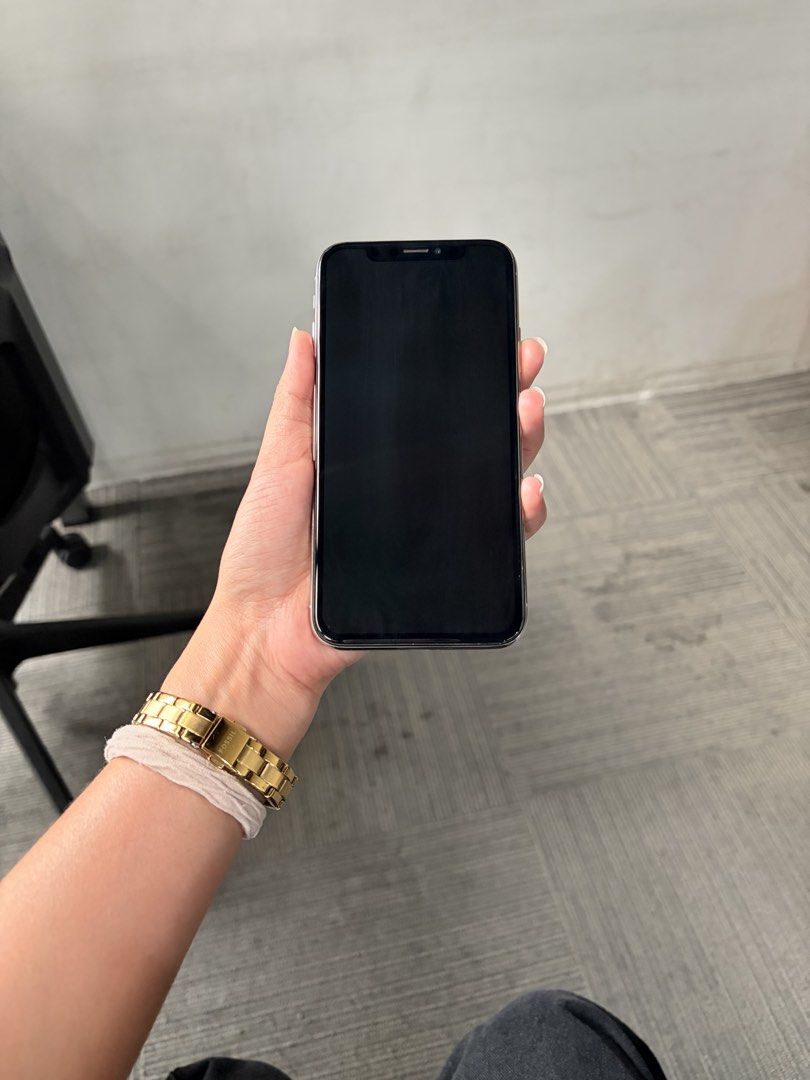 FOR SALE IPHONE X SILVER (Category: iPhone X Series) located in Manila. Submitted by kniccknacks (Listing ID 1469070686, Image 1). Description: FOR SALE ‼️📱 iPhone X – Silver | 64GB Condition & Details: * All buttons are fully functional * Has scratches on the sides * With repair history (LCD and battery replaced) * Face ID is working * Heats up when used while charging * No charging cable and box included * PHP 8,000 📍Makati City | San Pablo C