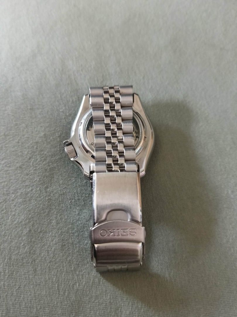 FOR SALE SEIKO GMT BATMAN (Category: Men's Watches) located in Caloocan City. Submitted by hannieyb (Listing ID 1468975911, Image 3). Description: Seiko GMT Batman.