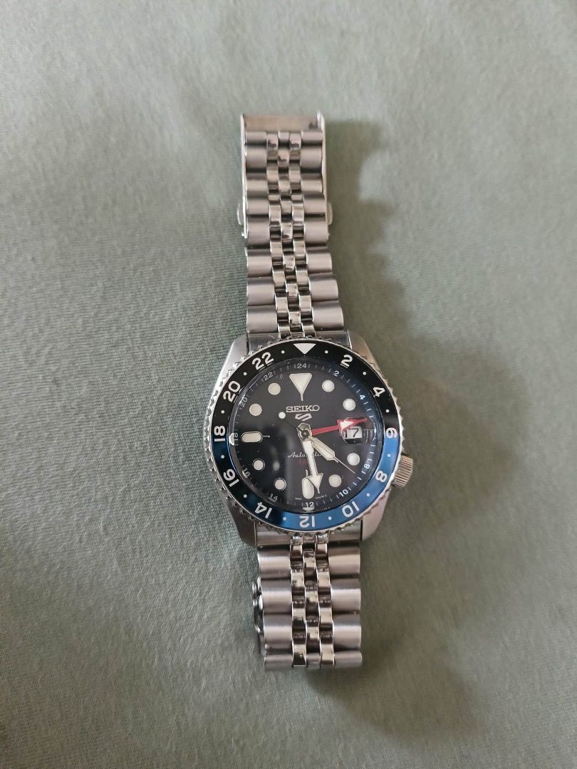 FOR SALE SEIKO GMT BATMAN (Category: Men's Watches) located in Caloocan City. Submitted by hannieyb (Listing ID 1468975911, Image 2). Description: Seiko GMT Batman.