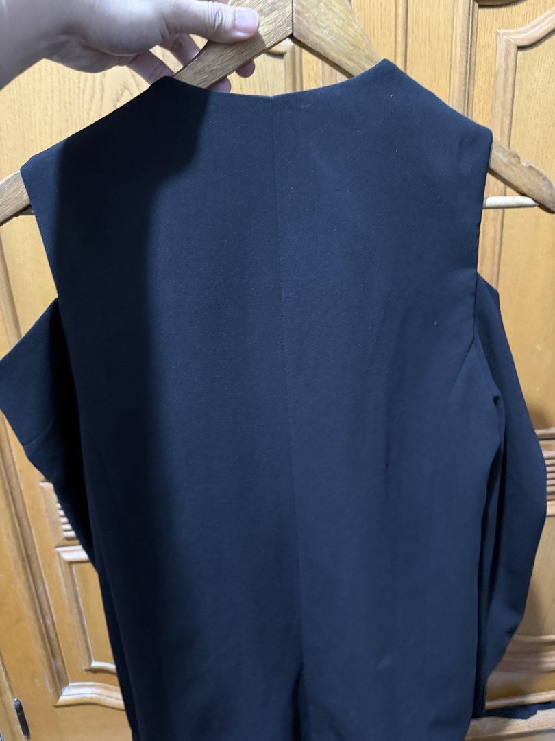 Forever 21 cold shoulder blazer (Category: Coats, Jackets and Outerwear) located in Pasay City. Submitted by alizamae (Listing ID 1469050351, Image 3). Description: Decluttering one of my fav.