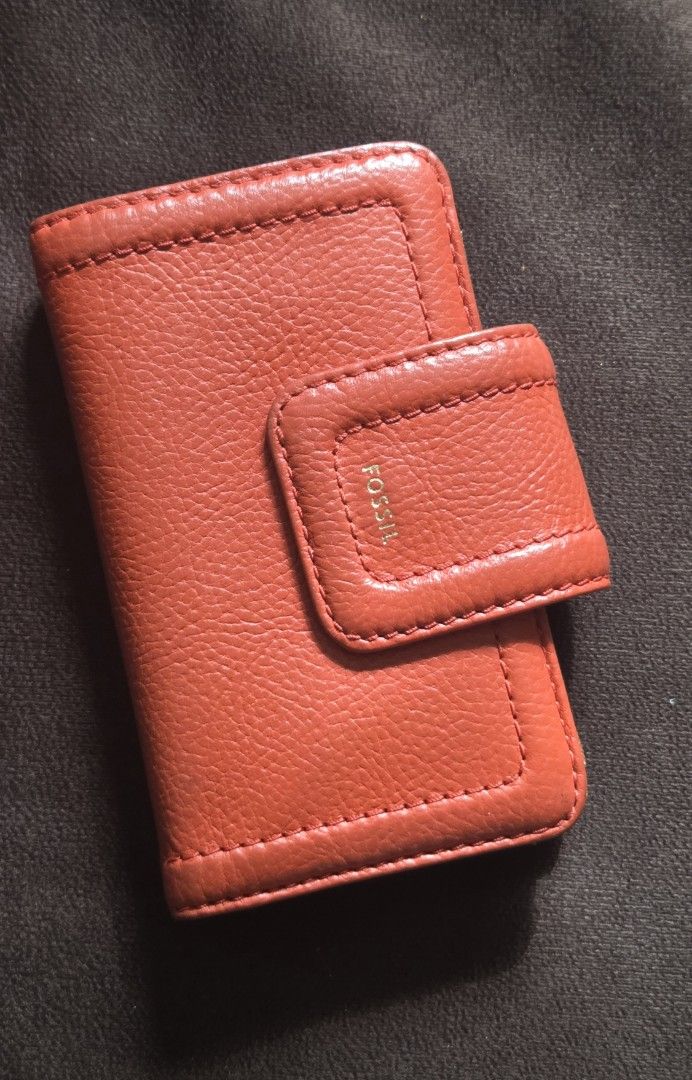 Fossil Bright Red and Brown Leather Wallet (Category: Wallets & Card holders) located in Quezon City. Submitted by belladiva (Listing ID 1468943476, Image 1). Description: - Brand: Fossil - Color: bright and brown - Closure: Secure front snap tab with gold foil logo - Interior: Multiple card slots, clear ID window, and brown textured lining - Design: Compact bifold size that fits easily into small handbags - Condition: Excellent, clean stitching 