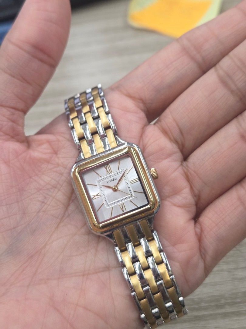 Fossil Raquel womens watch (Category: Women's Watches) located in Quezon City. Submitted by belladiva (Listing ID 1468949814, Image 2). Description: Good as brand new (comes with its original box and paper bag) Analogue Classic SILVER COLOR CASE TRI-TONE COLOR BAND 27MM CASE payment first via Gcash / GoTyme / MariBank / BPI delivery via Lalamove only or LBC for provincial takers.