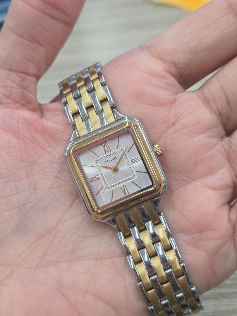 Fossil Raquel womens watch (Category: Women's Watches) located in Quezon City. Submitted by belladiva (Listing ID 1468949814, Image 3). Description: Good as brand new (comes with its original box and paper bag) Analogue Classic SILVER COLOR CASE TRI-TONE COLOR BAND 27MM CASE payment first via Gcash / GoTyme / MariBank / BPI delivery via Lalamove only or LBC for provincial takers.