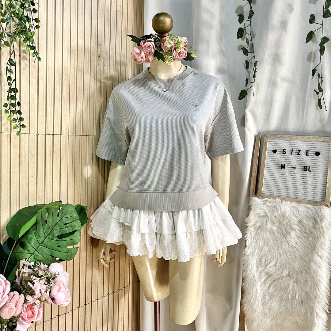 FRED PERRY BOX TYPE FOR WOMEN (Category: Shirts) located in Cabadbaran. Submitted by reylandx (Listing ID 1469037180, Image 2). Description: Dimes: 23x21 Size: Medium Good condition Issue: Di kona pinicturan dahil, di naman makita sa pic, in short not noticeable. Parang may guhit, need lang cguro labhan. Color rate: 9.7/10.