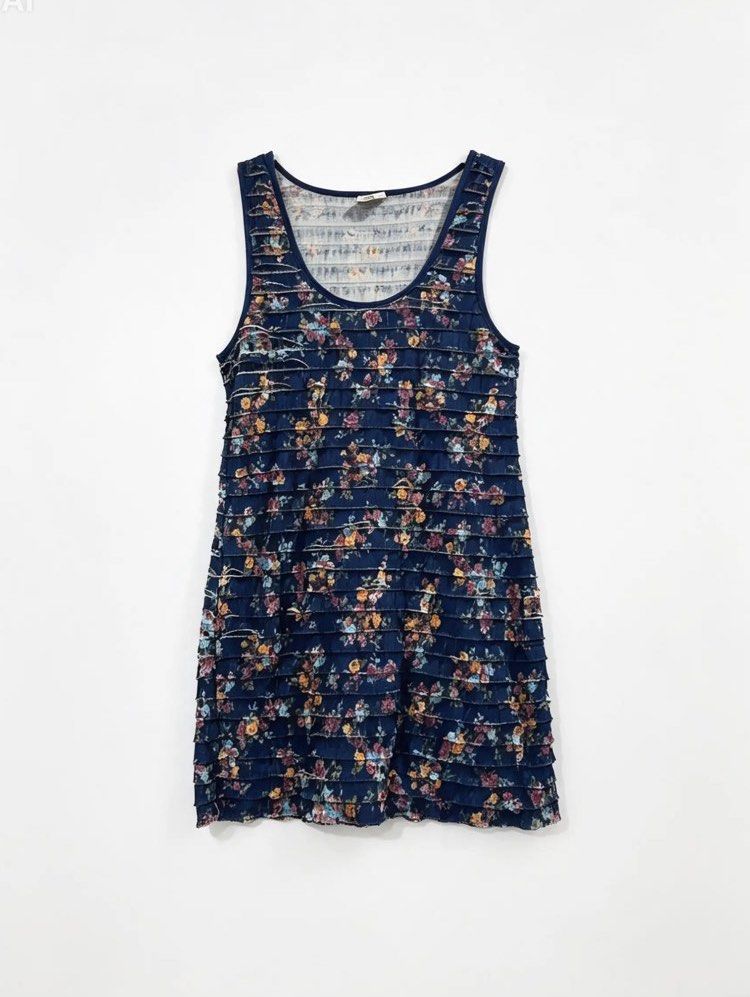 FREE PEOPLE (Category: Dresses) located in Davao. Submitted by sart0ria85 (Listing ID 1469106965, Image 1). Description: A mini ruffled layer blue sando dress in floral prints. 95% POLYESTER 5% SPANDEX MADE IN CHINA 🇨🇳 SMALL. Size 4 EXCELLENT CONDITION (94/100).