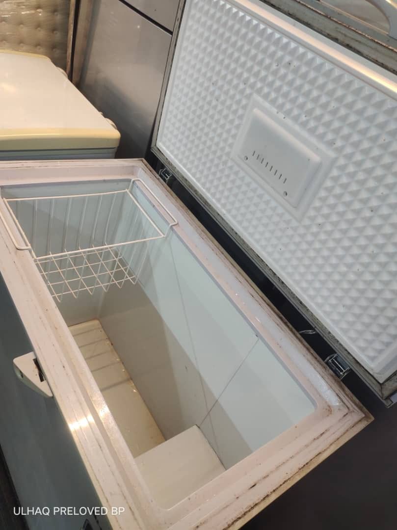 Freezer Sharp (Category: Refrigerators & Freezers) located in Kadok. Submitted by bundle_bylisa (Listing ID 1469012778, Image 2). Description: kedai batu pahat Johor.