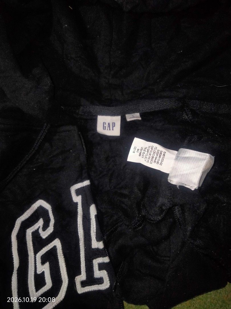 Gap zip up hoodie (Category: Coats, Jackets and Outerwear) located in Caloocan City. Submitted by haruconcep52476 (Listing ID 1469075255, Image 2). Description: Dimensions W20×L24 Good condition Color rate 10 No issue Fresh from bale.