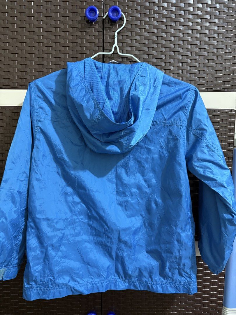 GapKids Blue Windbreaker Jacket Size 130 (Category: Tshirts & Polo Shirts ) located in Manila. Submitted by vastwind-676c (Listing ID 1468957087, Image 2). Description: - Brand: GapKids - Size: 130 - Color: Bright blue - Material: Lightweight with breathable mesh lining - Features: Full zip closure with white trim, attached hood, front pockets, and Gap 1969 logo near the hem - Origin: Made in Vietnam - Condition: Great for outdoor activities and 