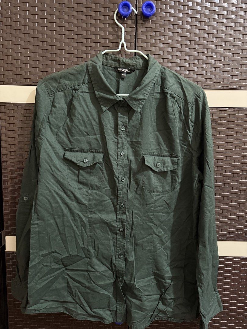 George Dark Green Long Sleeve Button Down Shirt Size M (Category: Tshirts & Polo Shirts ) located in Manila. Submitted by vastwind-676c (Listing ID 1468956169, Image 1). Description: - Brand/Model: George - Size: M/M (Standard fit) KIDS - Color: Dark green - Style: Long sleeve button-down with classic collar - Features: Two chest pockets with button flaps and front button-up closure - Material: Lightweight and easy to match with jeans or slacks.